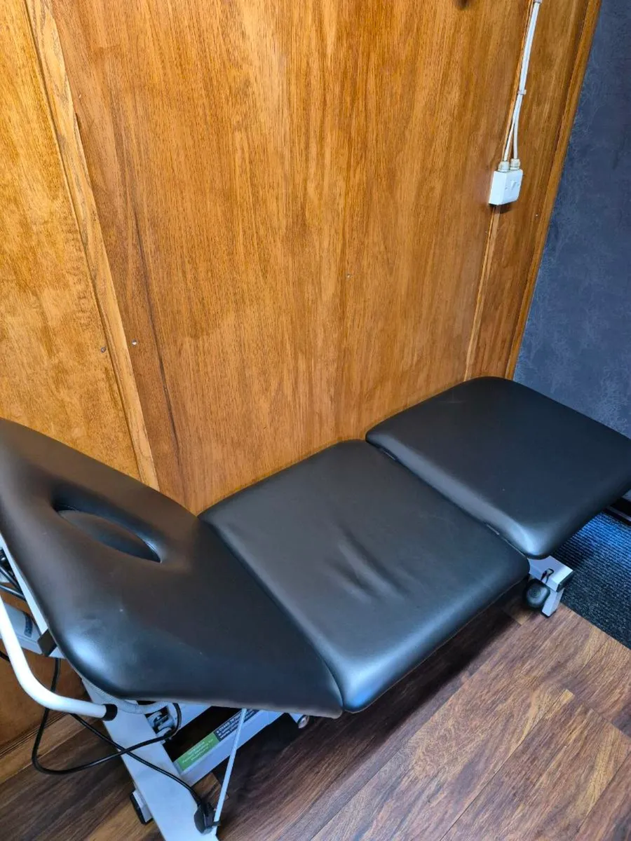 Fully electric professional treatment couch - Image 2