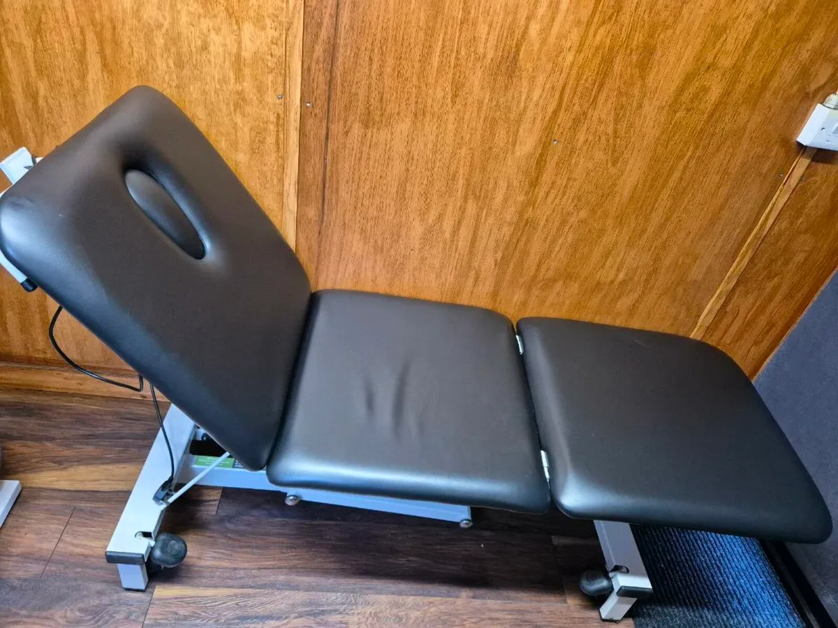 Fully electric professional treatment couch - Image 1
