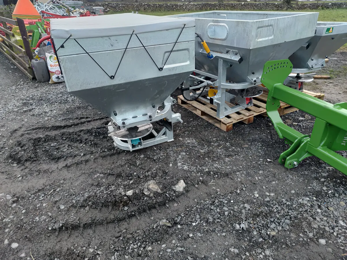 Fertiliser spreader €1800. Tolmet - Image 1