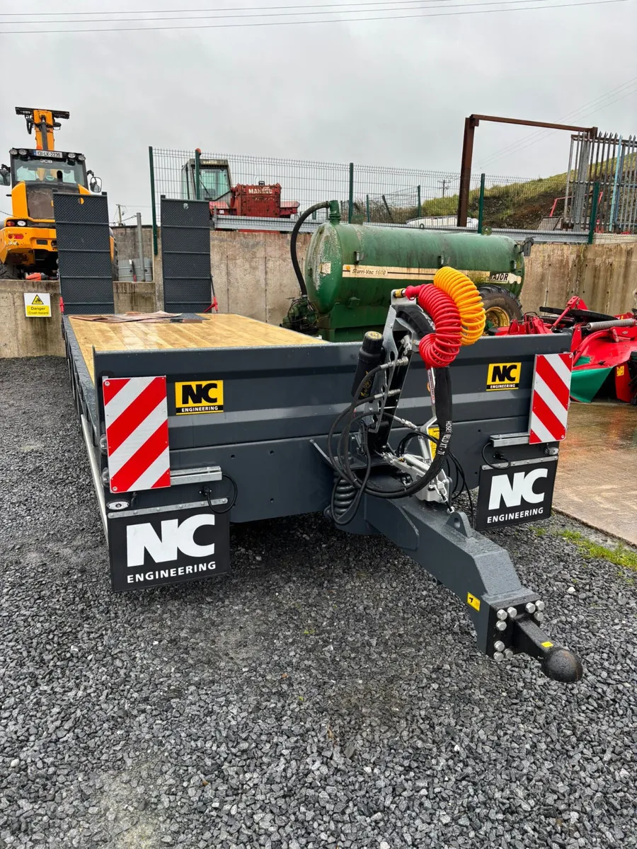 NC 25 TON TRI-AXLE LOW LOADER - Image 1