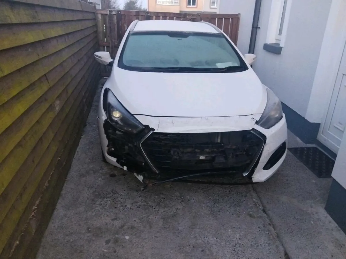 Hyundai i40 estate for parts - Image 1