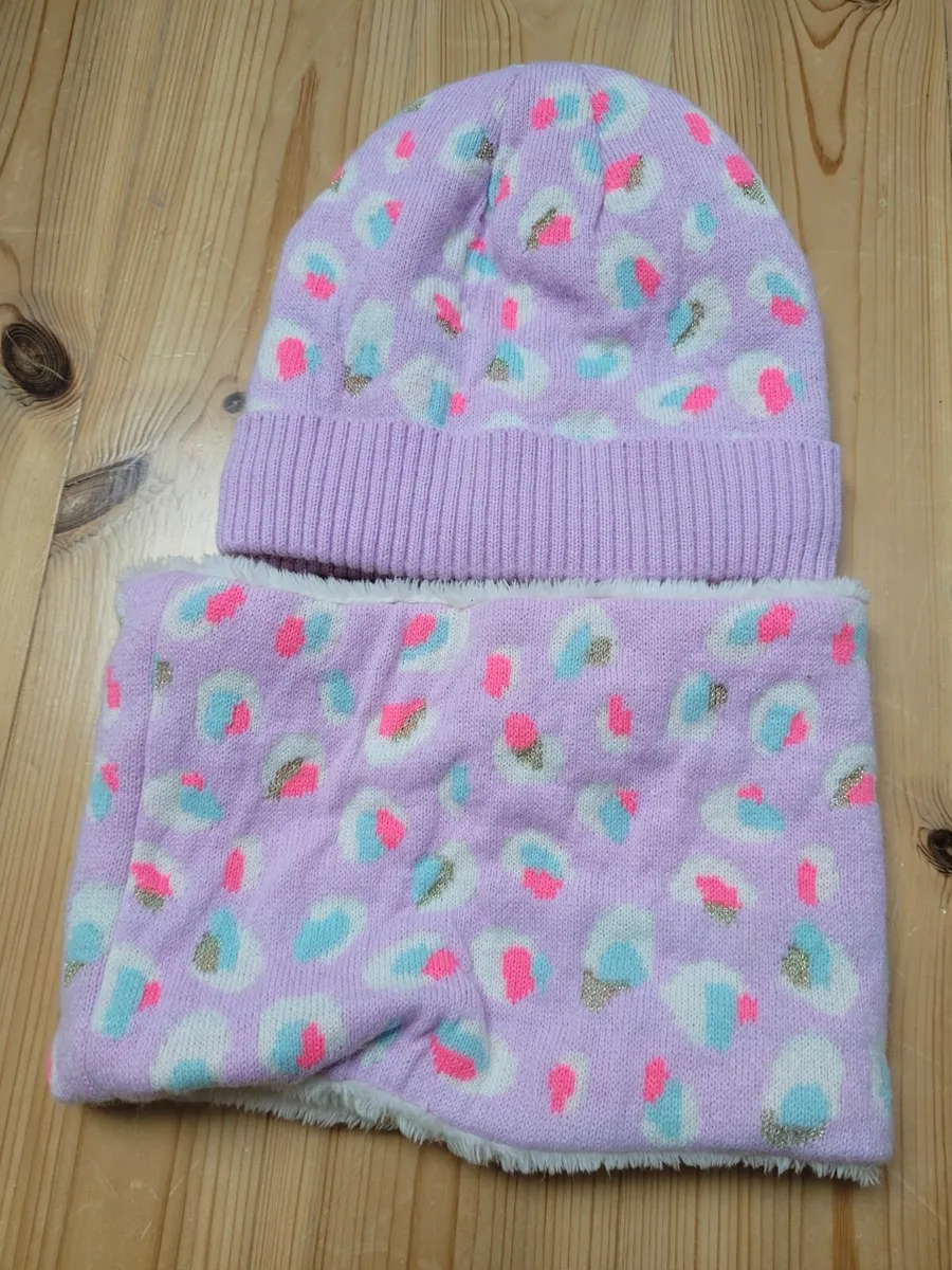 Girls Hat & Snood Age 8/10 - Image 1