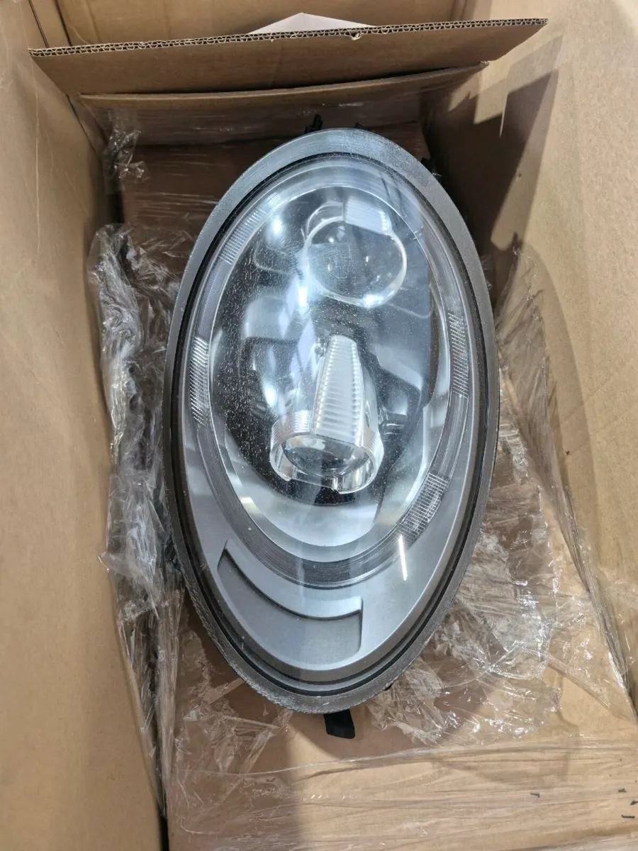 Porsche headlight - Image 1