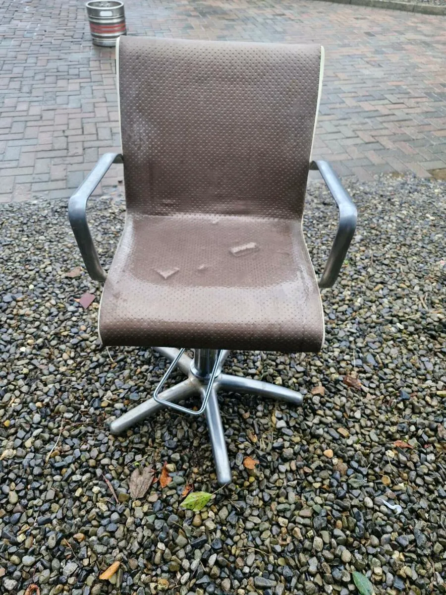 REM Salon chairs - Image 1