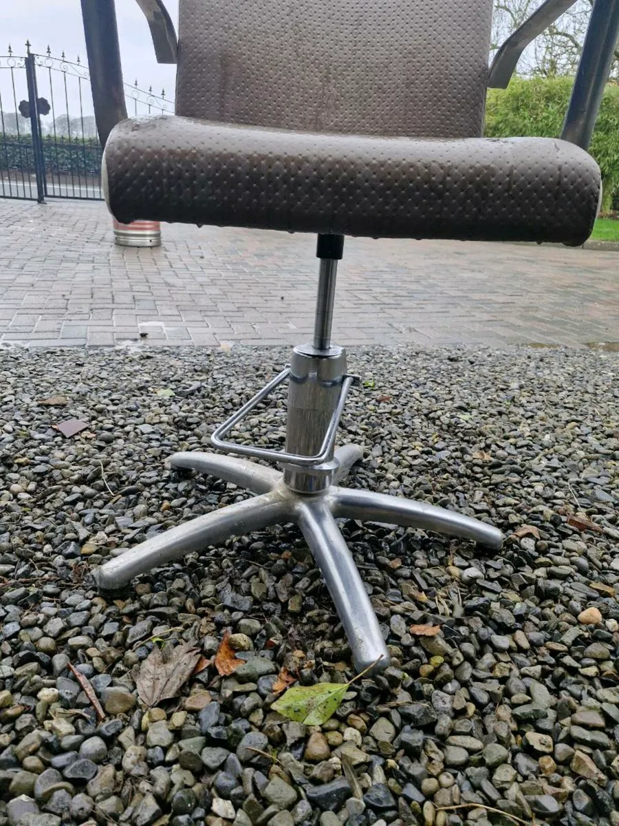 REM Salon chairs - Image 2