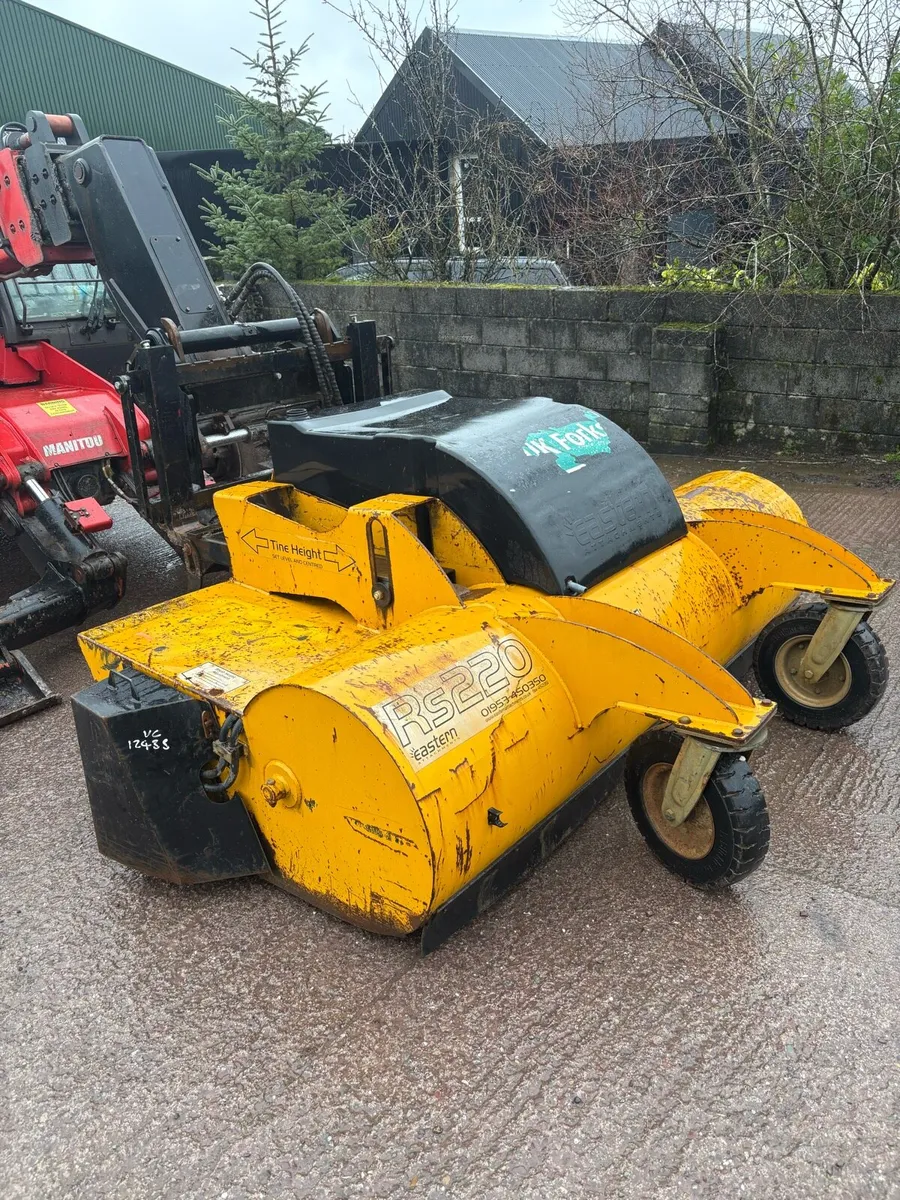 Hydraulic road sweeper - Image 2