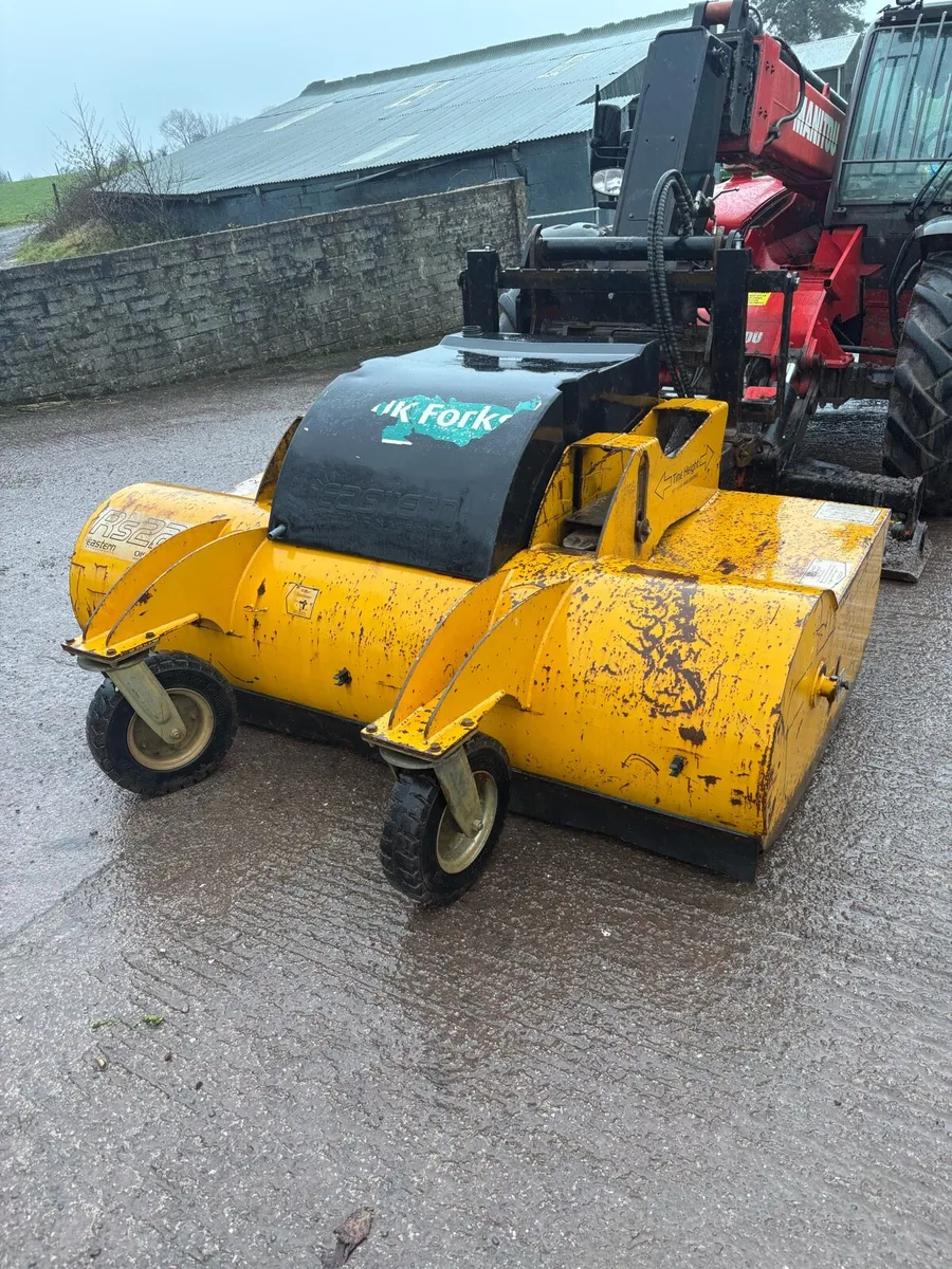 Hydraulic road sweeper - Image 1