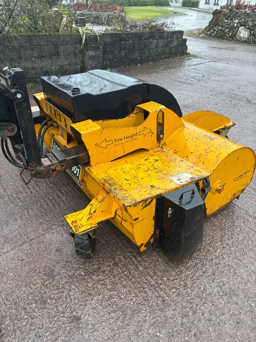 Hydraulic road sweeper - Image 4
