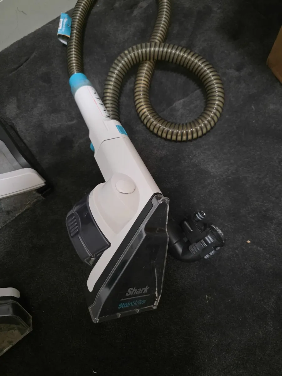 Shark CarpetXpert built in stain striker vacuum - Image 3