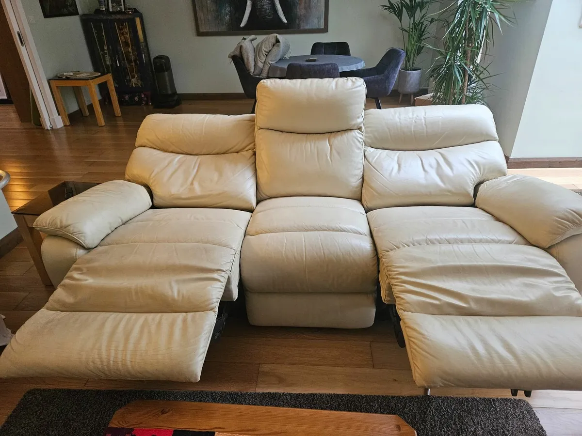 Electric dual recliner leather couch - Image 2