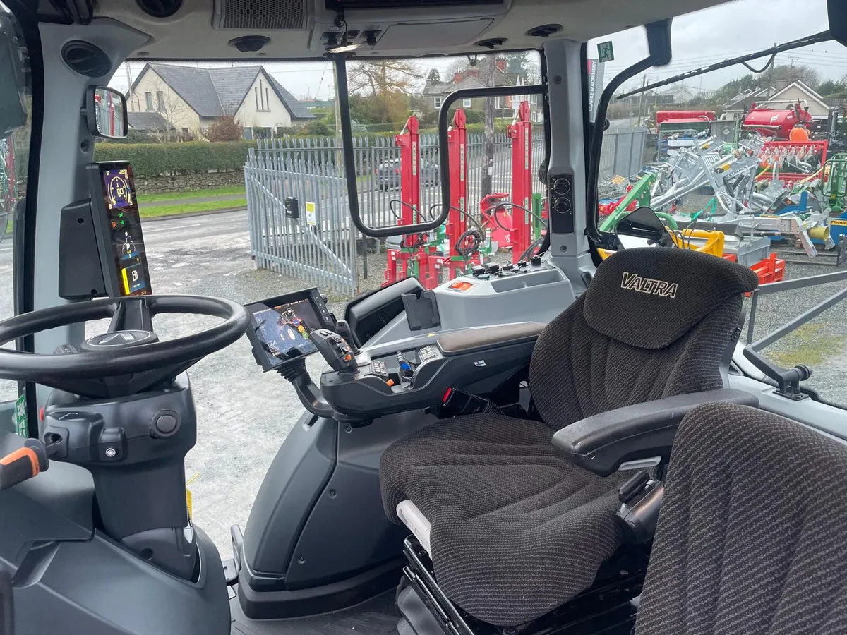 Valtra T235 Versu - 2,600 hrs - Just In - Image 3