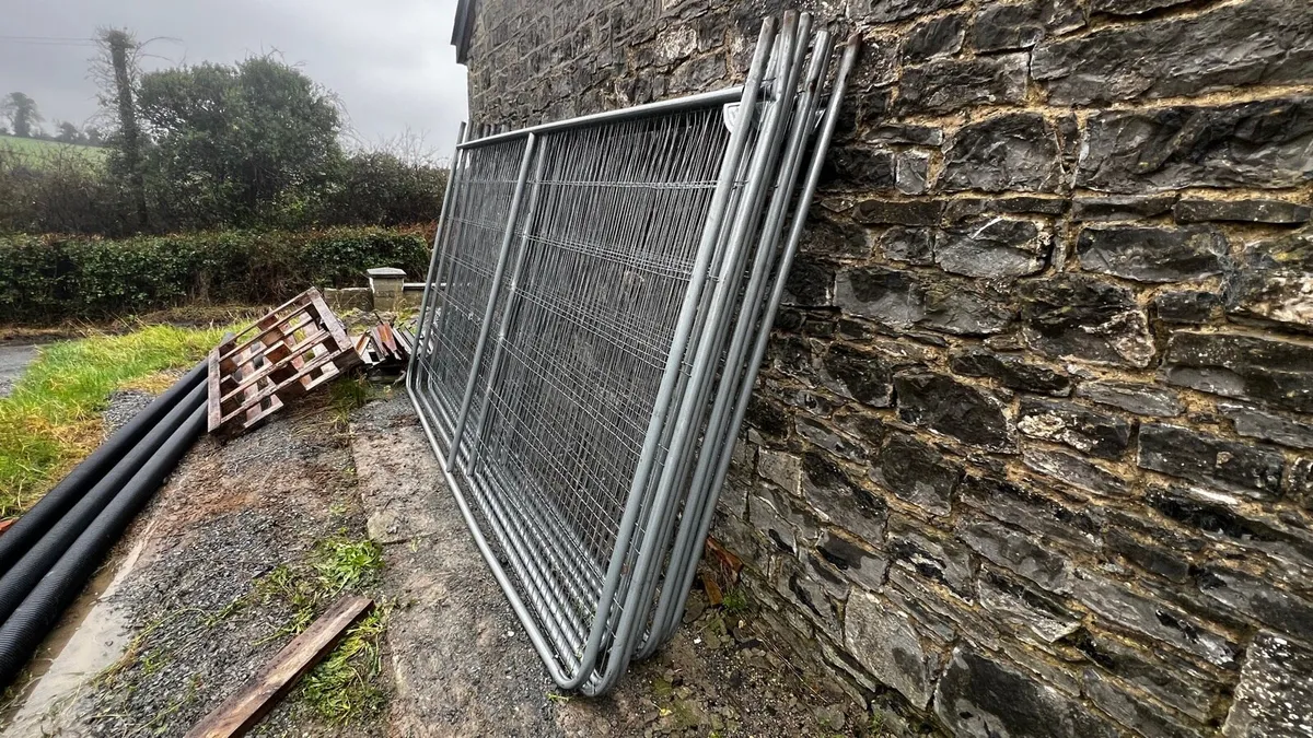 8 - Temporary Site Fencing with feet - Image 1