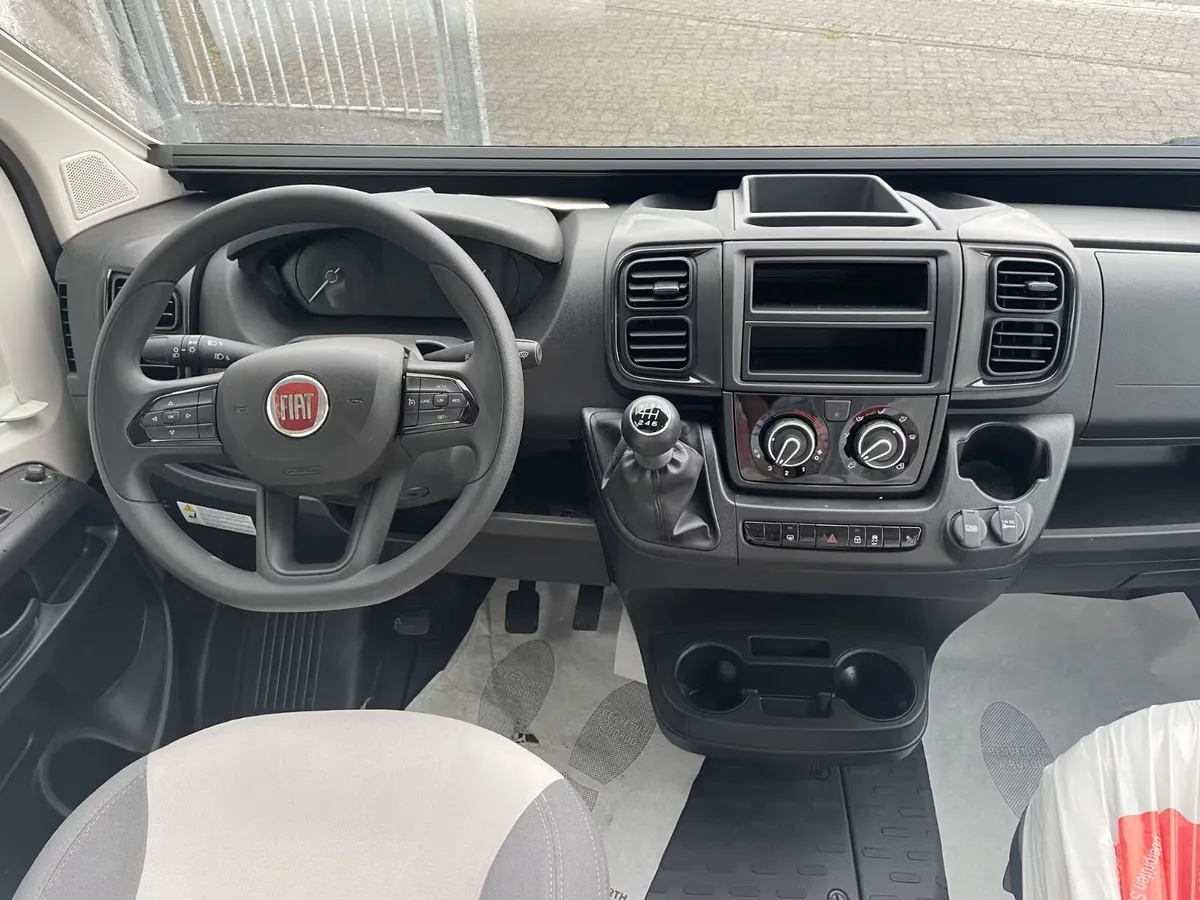 NEW CAMPERVAN ROLLER TEAM LIVINGSTON 6 LHD - Image 4