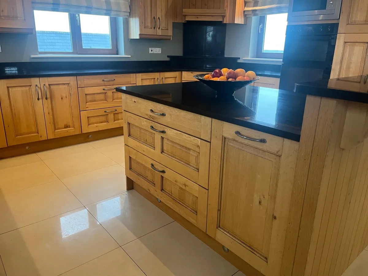 Solid Oak Kitchen with Island, Black quartz - Image 4
