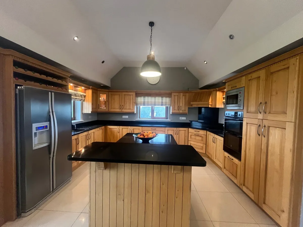 Solid Oak Kitchen with Island, Black quartz - Image 1