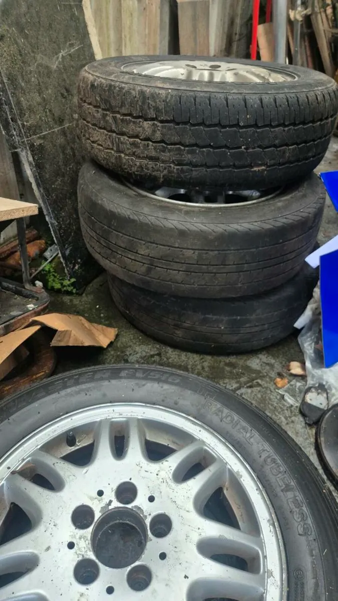 Mercedes alloy wheels - Image 3