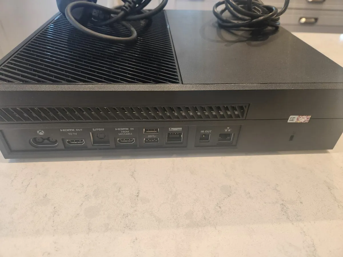 Xbox one, controller and 1 game - Image 3