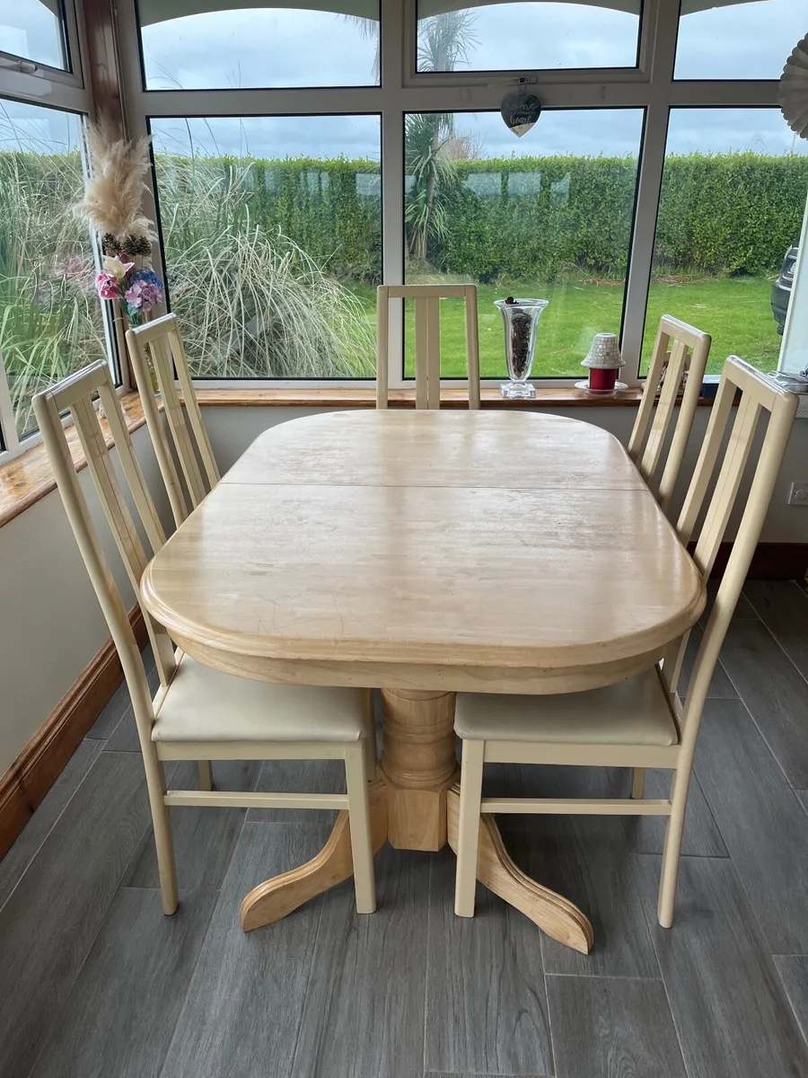 Table and chairs - Image 1