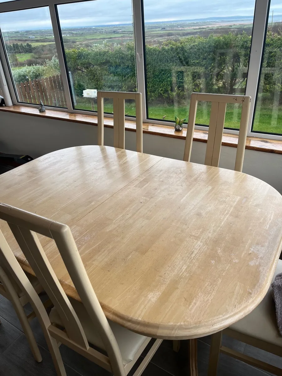 Table and chairs - Image 2