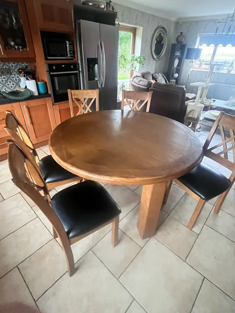 Solid oak table and 5 chairs - Image 1