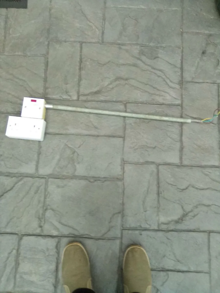 TWIN. SWITCHED. SOCKET. AND. SWITCHED. SPUR. UNIT - Image 2