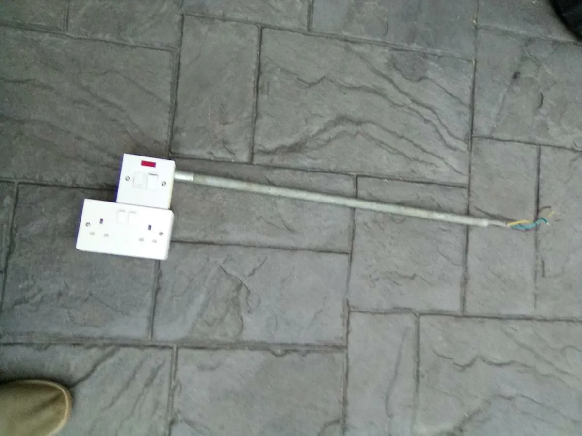 TWIN. SWITCHED. SOCKET. AND. SWITCHED. SPUR. UNIT - Image 3