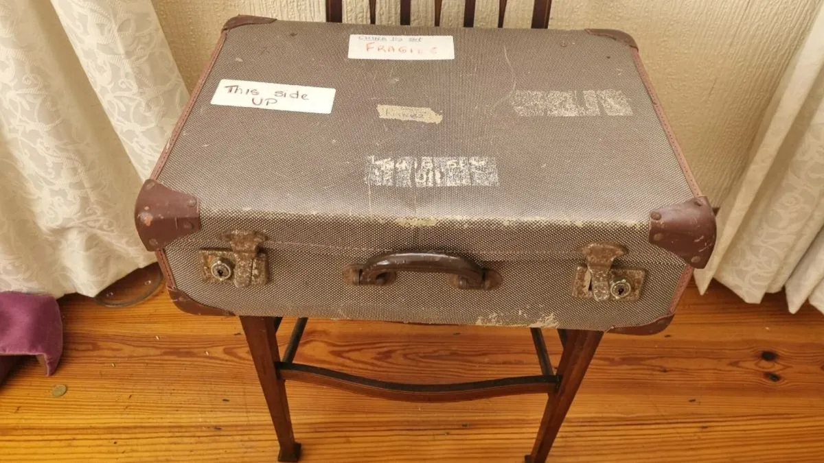 Vintage suitcase - Image 1