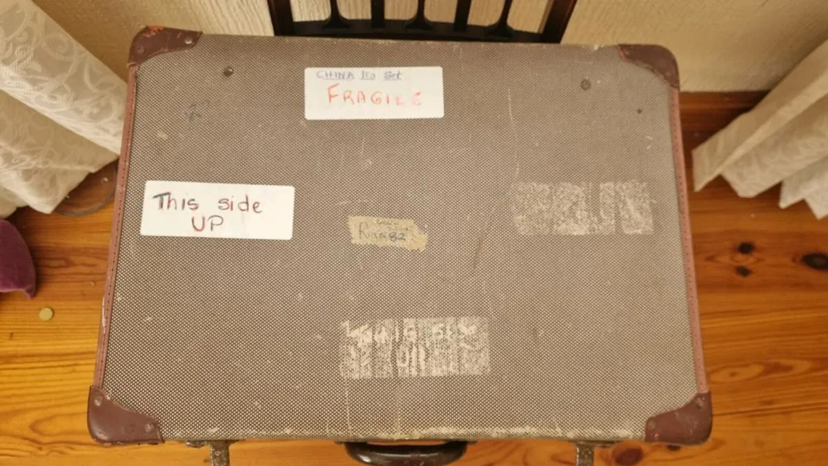 Vintage suitcase - Image 2