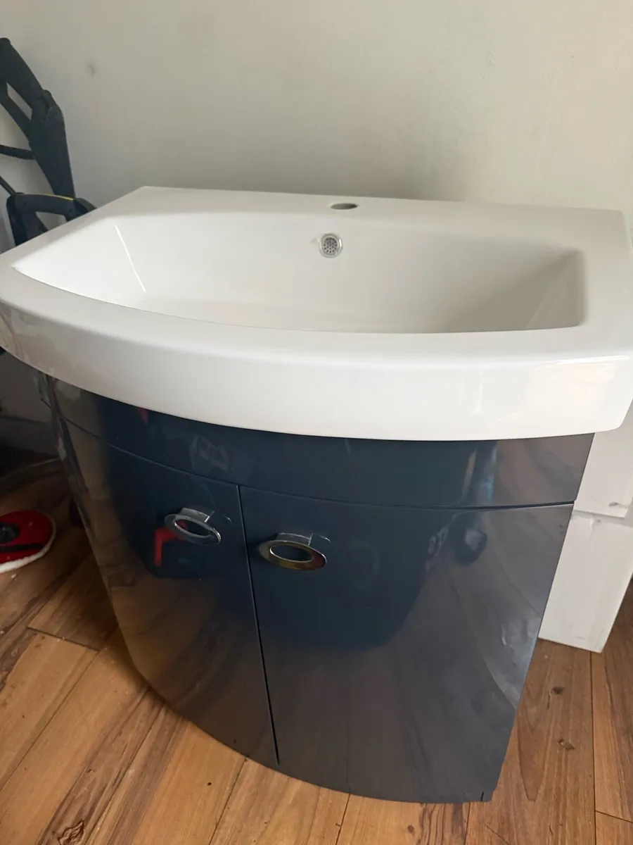 Wash hand basin and vanity unit - Image 1