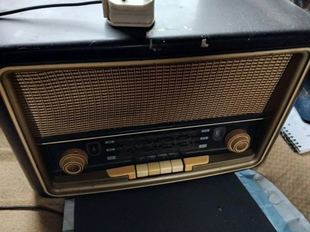 vintage radio - Image 1