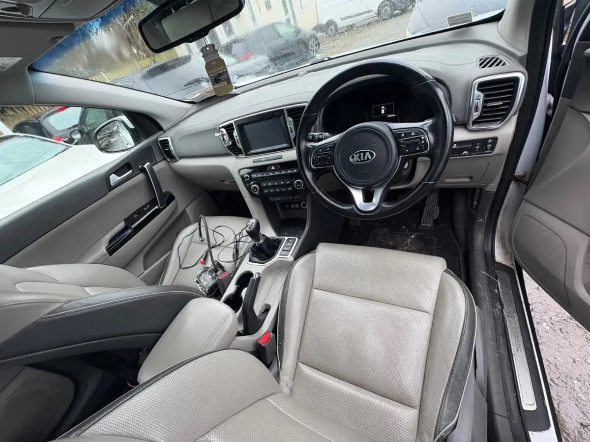 181 Kia Sportage 1.7 Dsl high spec light damage - Image 2