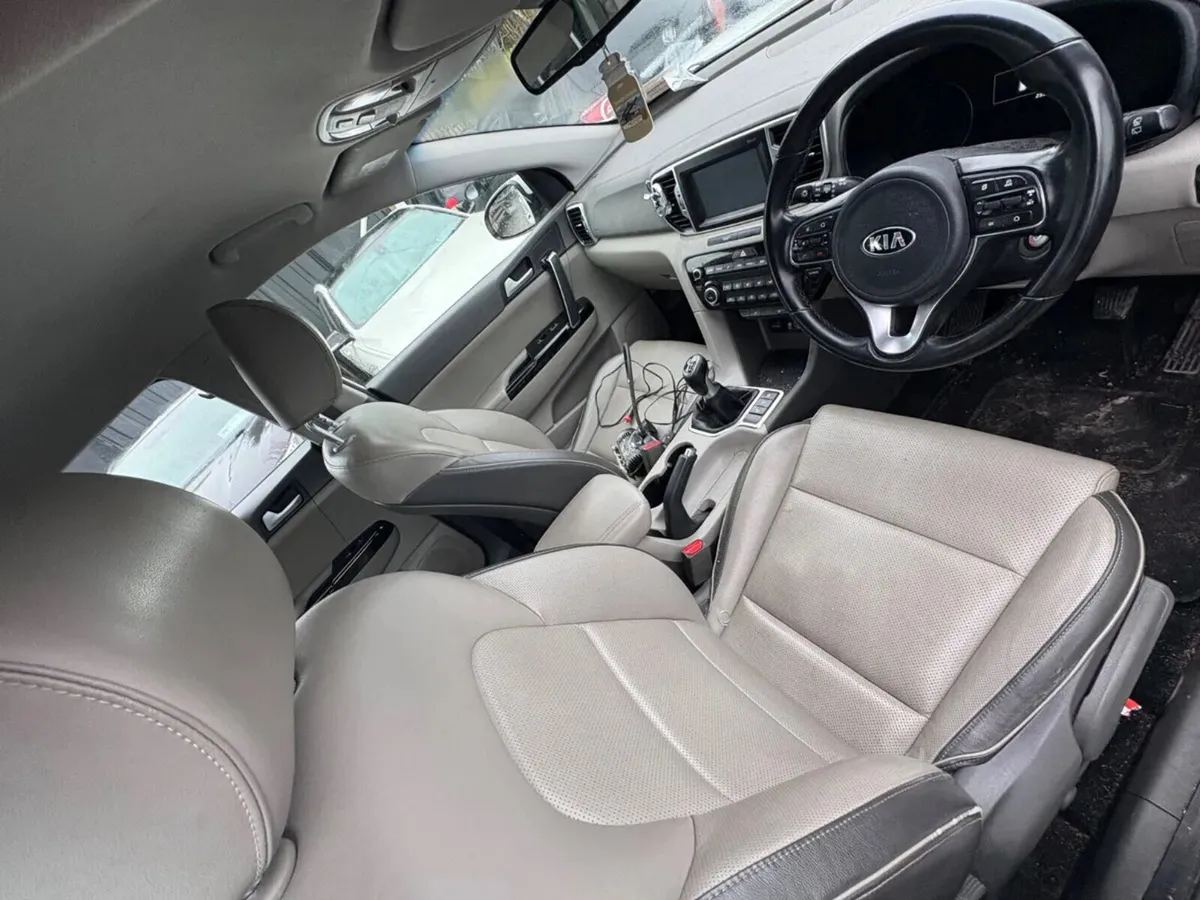 181 Kia Sportage 1.7 Dsl high spec light damage - Image 3