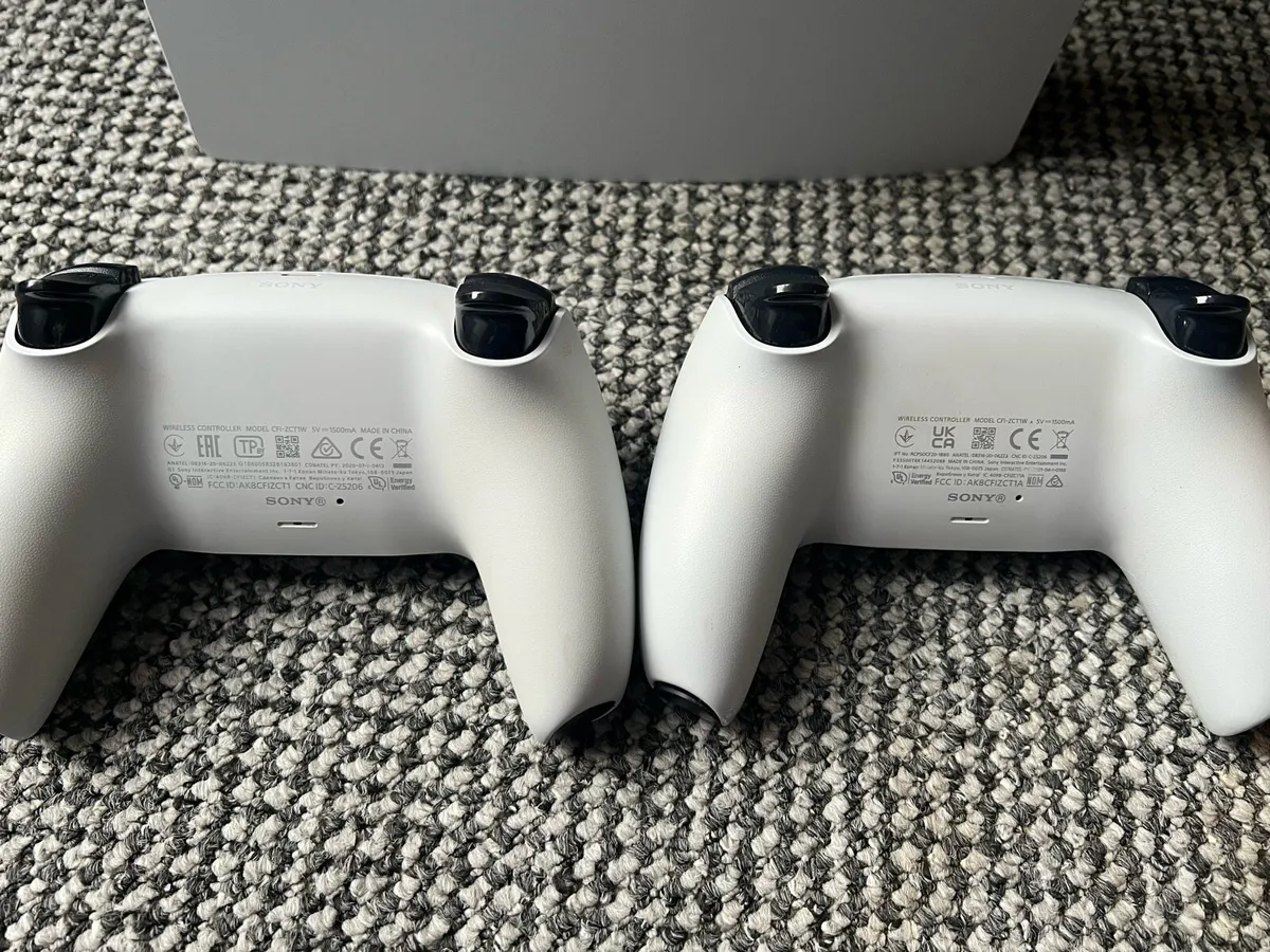 PS5 Two controllers + FC26 + BATLEFIELD 6 - Image 3