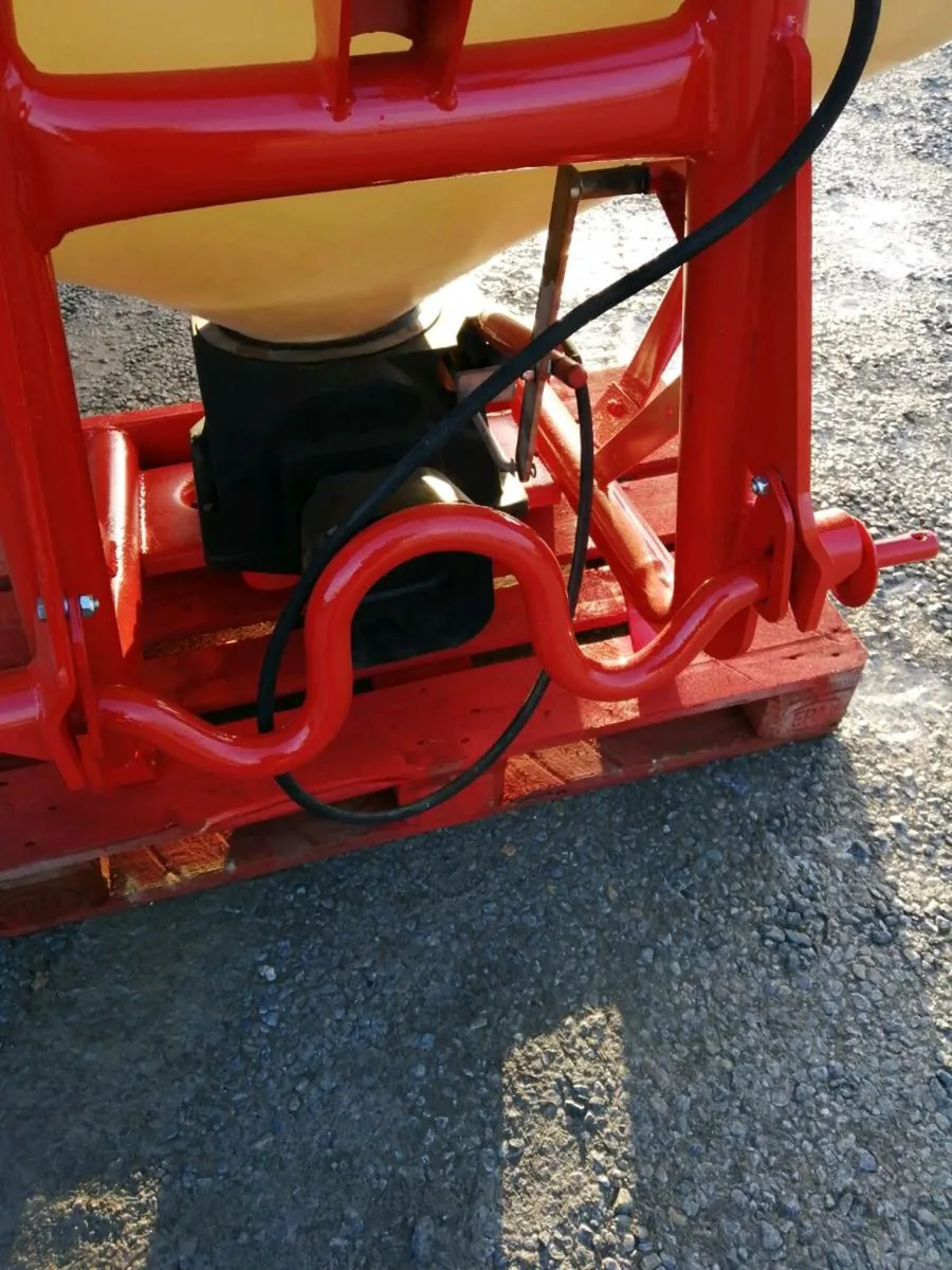 ABBEY FERTILISER SPREADERS. - Image 4