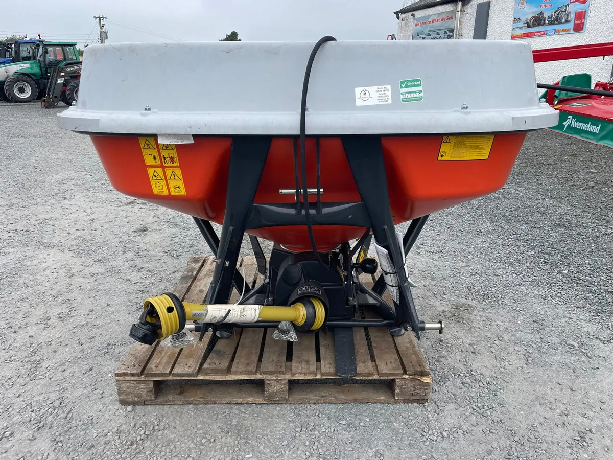 Kubota 1 Tonne Fertiliser Spreader - Image 4