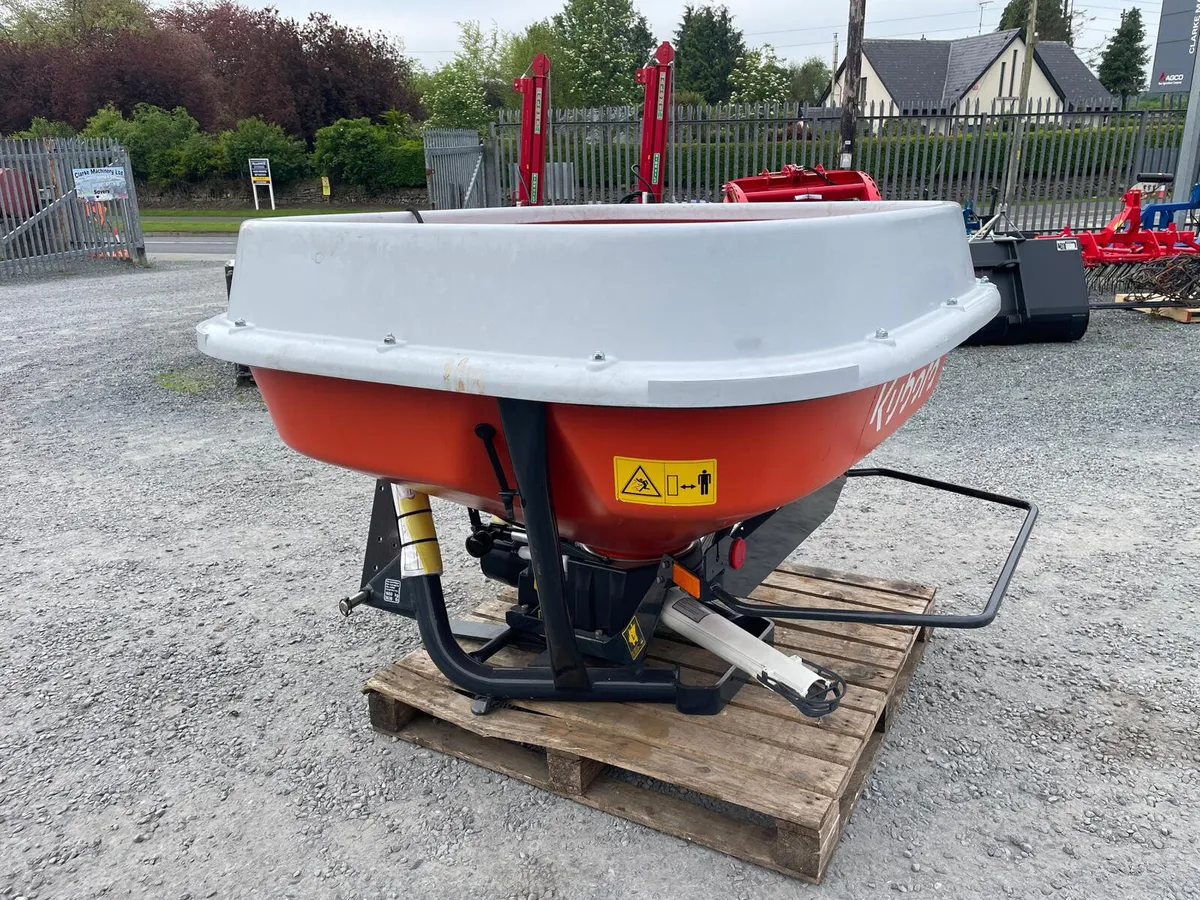 Kubota 1 Tonne Fertiliser Spreader - Image 1