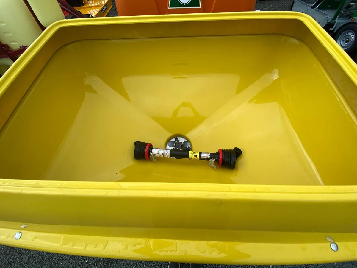 Cosmo Fertiliser Spreader - Image 2