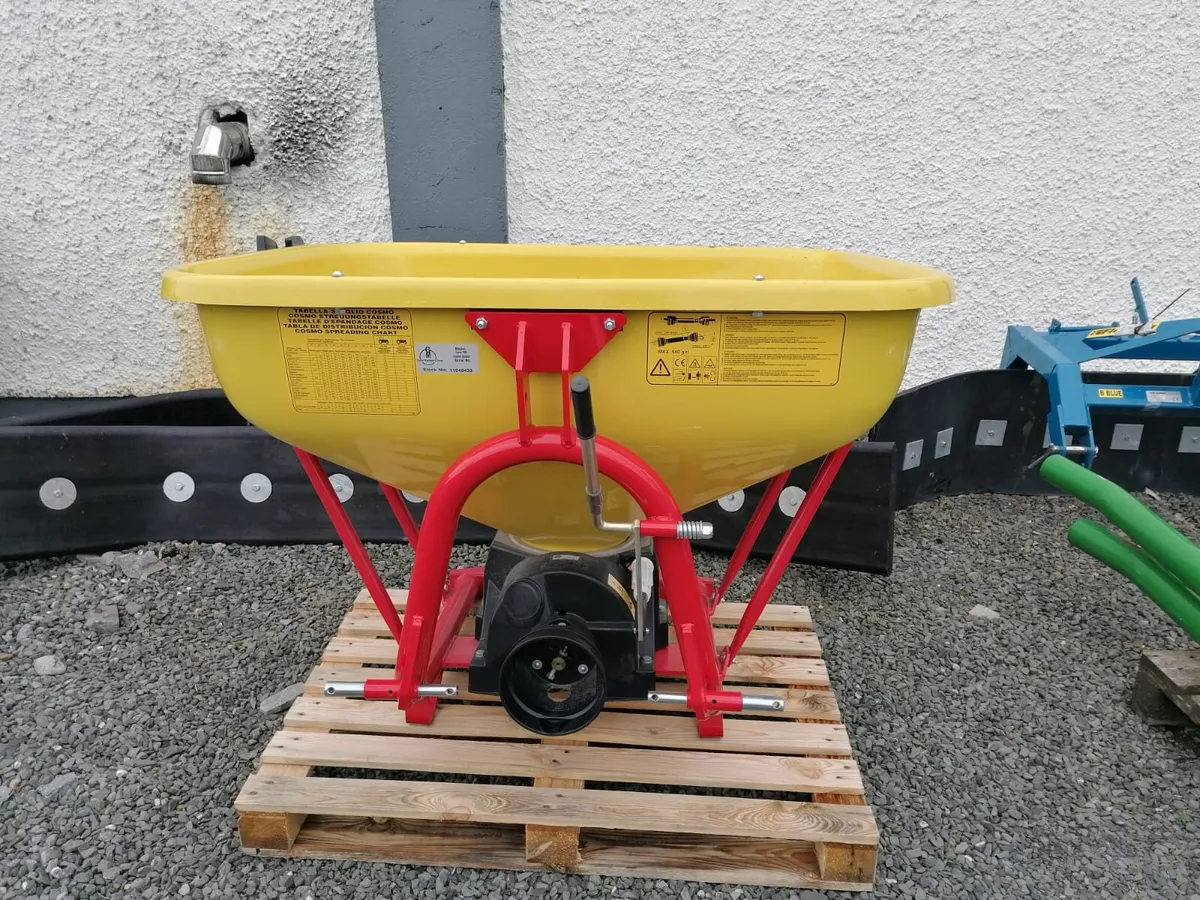 Cosmo Fertiliser Spreader - Image 1