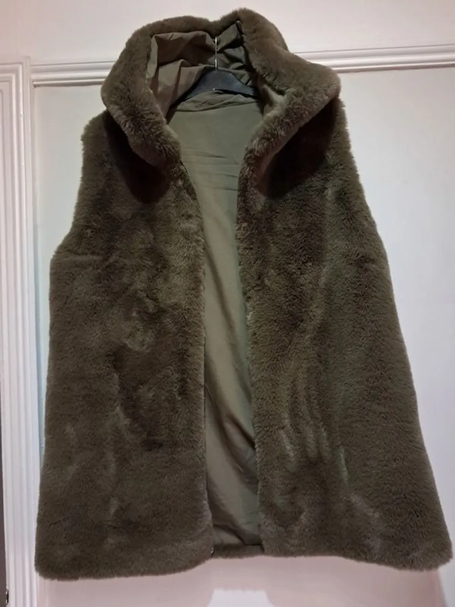 Gorgeous comfy sleeveless faux-fur coat with hood, zip and pockets - Image 4