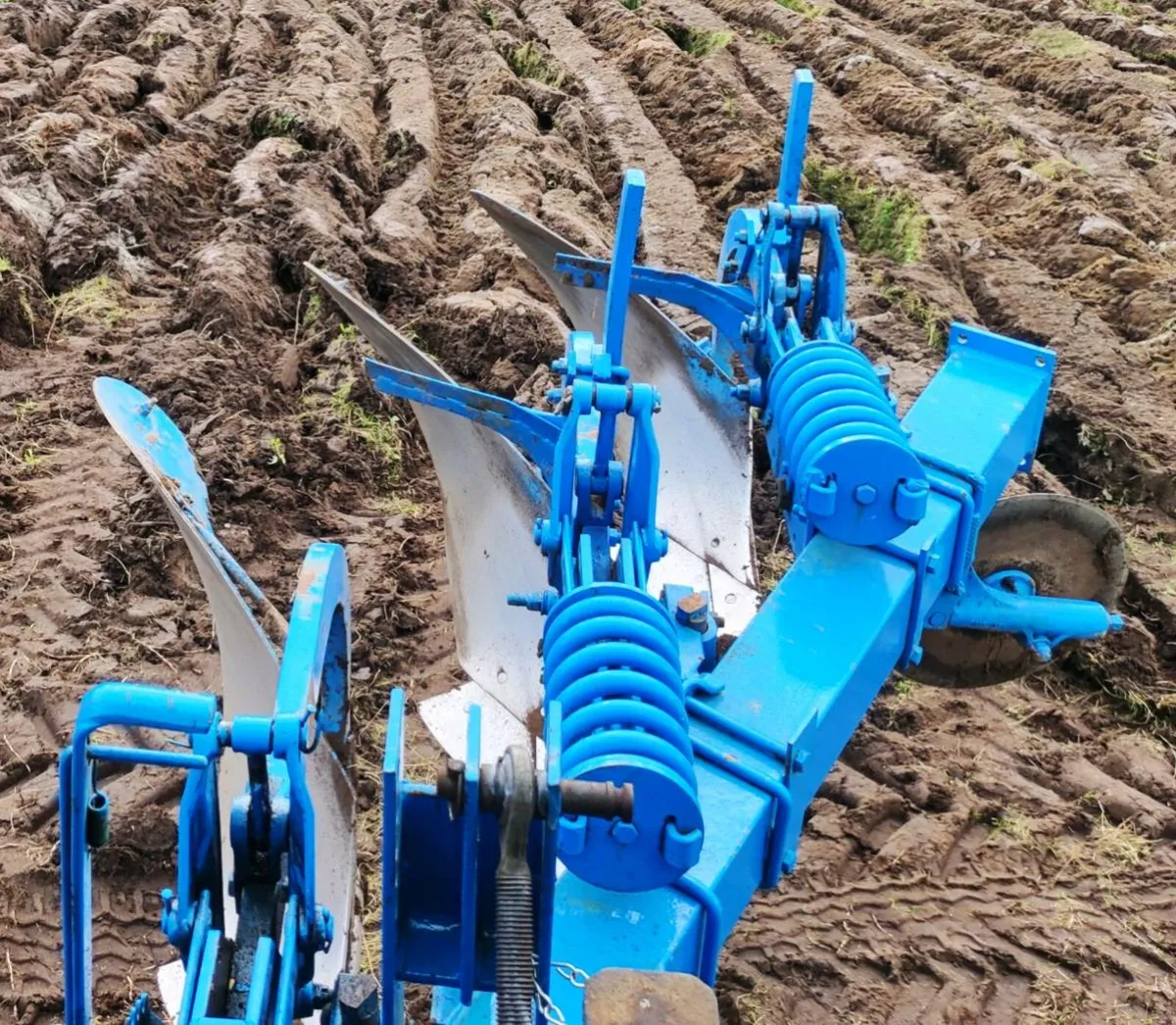 Fiskars 3 furrow spring loaded plough - Image 1
