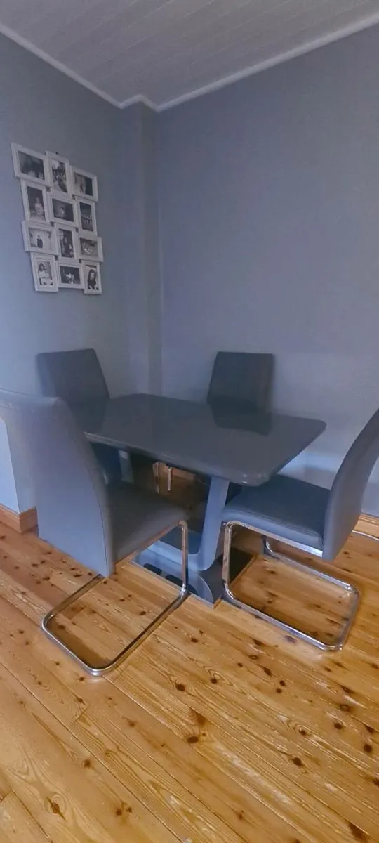 Table and chairs - Image 1