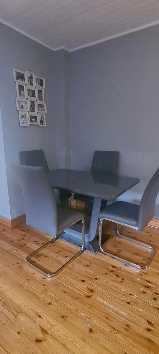 Table and chairs - Image 2