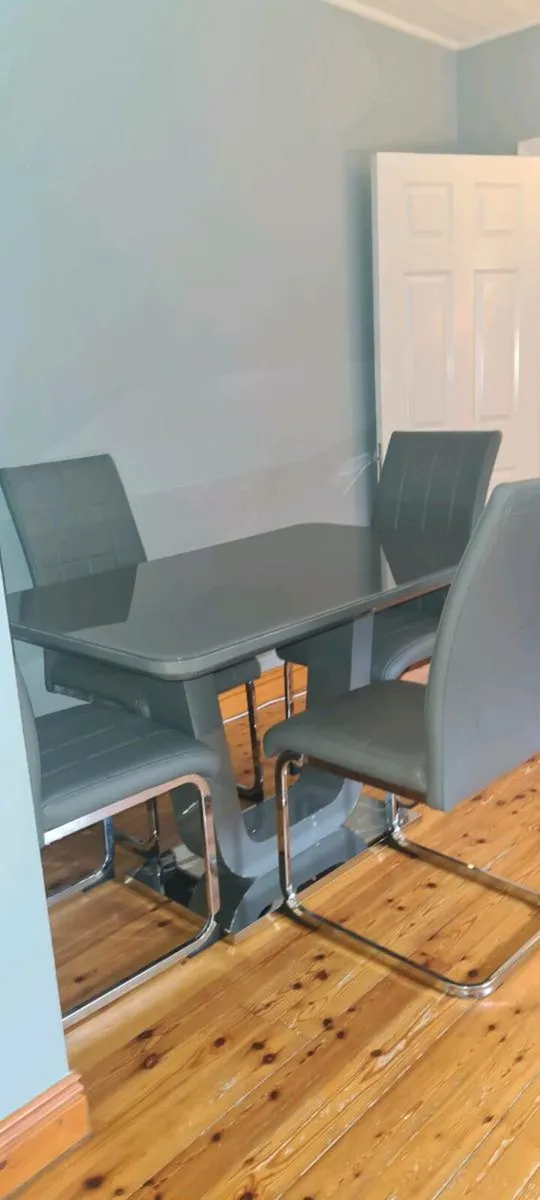 Table and chairs - Image 3