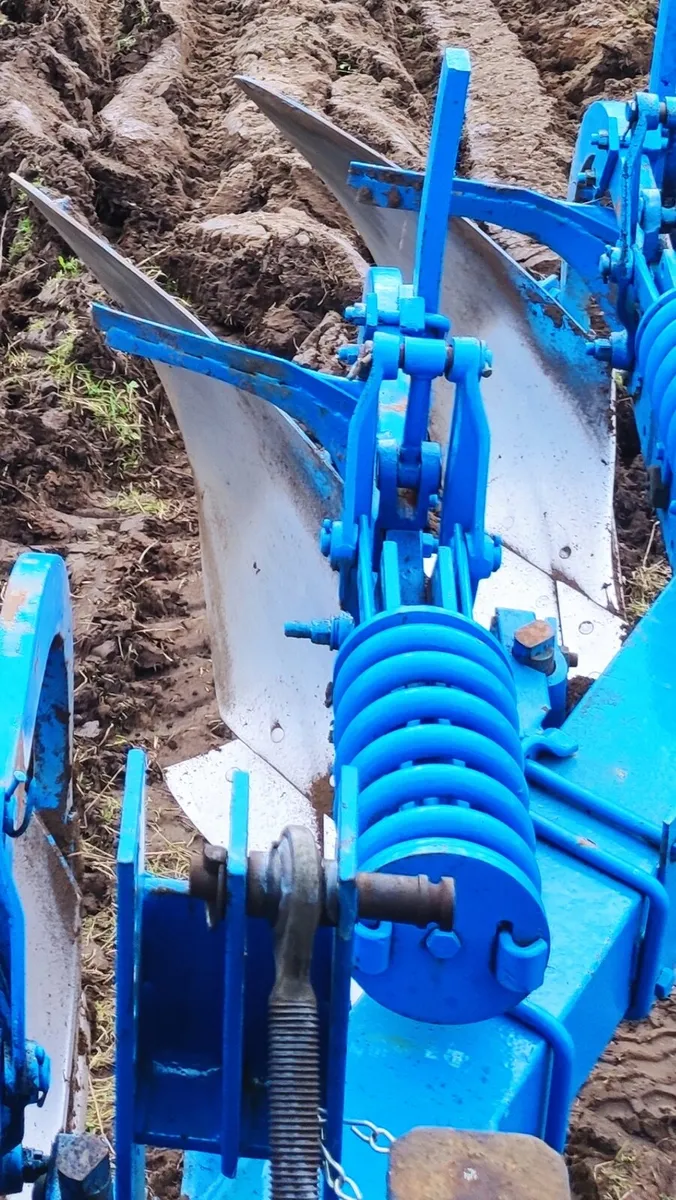 Fiskars 3 furrow spring loaded plough - Image 3