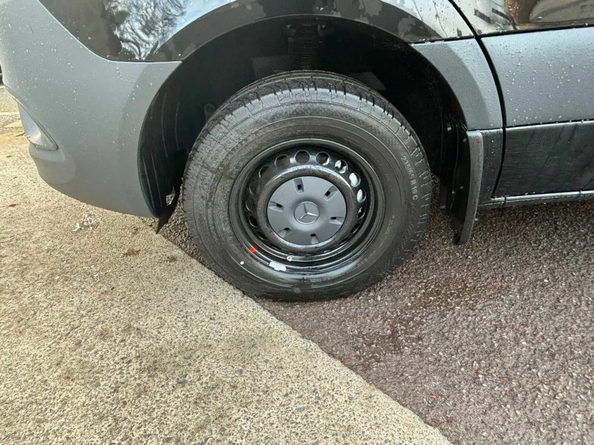 Mercedes-Benz Sprinter 319 MWB HIGH ROOF - Image 3