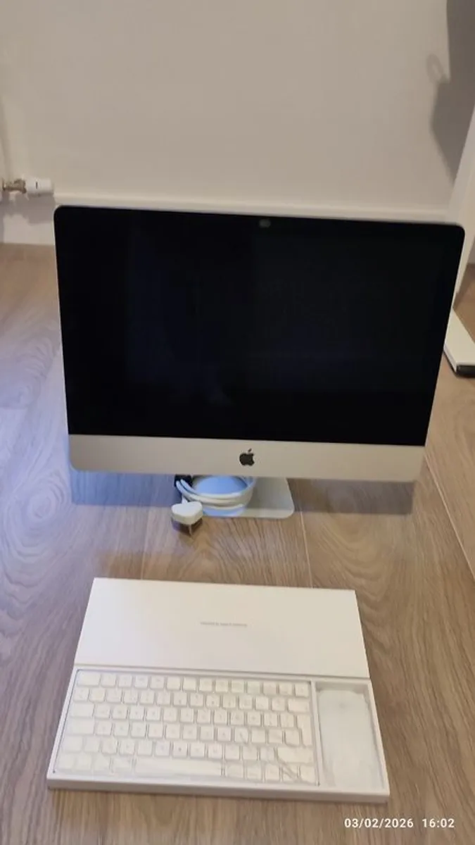 iMac (Retina 4K, 21.5-inch, 2019); Pristine Condition - Image 1