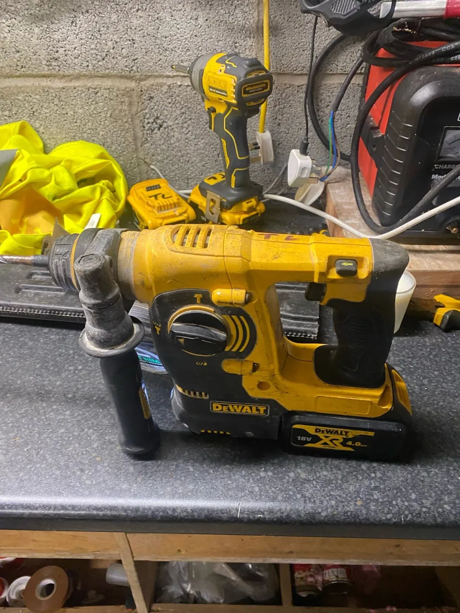 DEWALT SDS DRILL 18v - Image 1