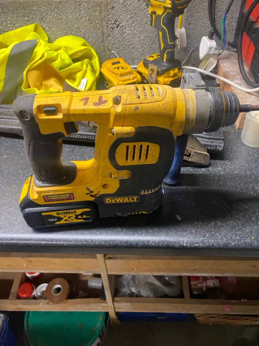 DEWALT SDS DRILL 18v - Image 2