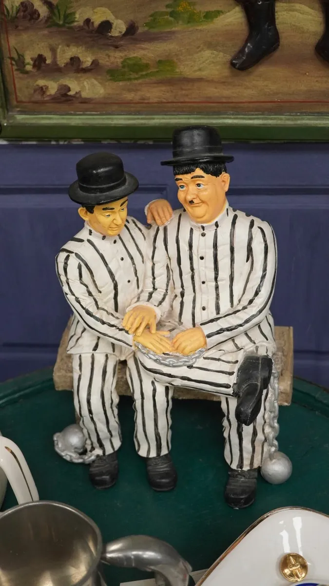 Laurel & Hardy Jailbirds Figurine - Image 2