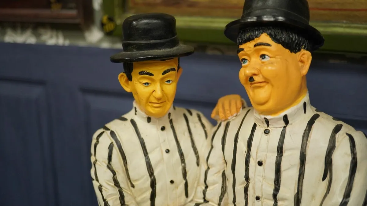Laurel & Hardy Jailbirds Figurine - Image 3